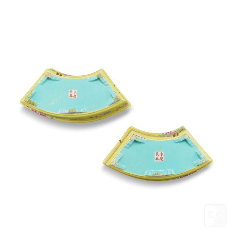 A pair of yellow-ground famille-rose 'Dayazhai' narcissus trays, Qing dynasty, Guangxu period | 清光緒 黃地粉彩花卉紋扇形水仙花盆一對 《大雅齋》《天地一家春》《永慶長春》款 - 图3